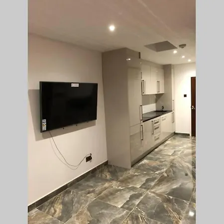 Bright, Stylish Studio Flat With Sky Sports Earley Exterior photo