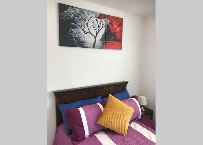 Bright, Stylish Studio Flat With Sky Sports