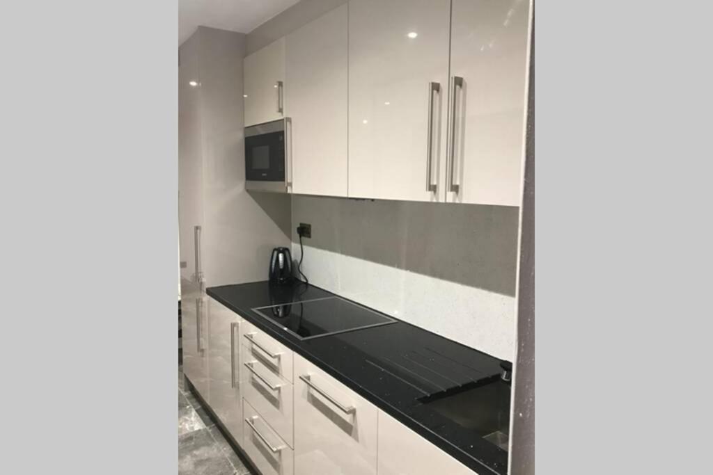 Bright, Stylish Flat With Sky Sports *