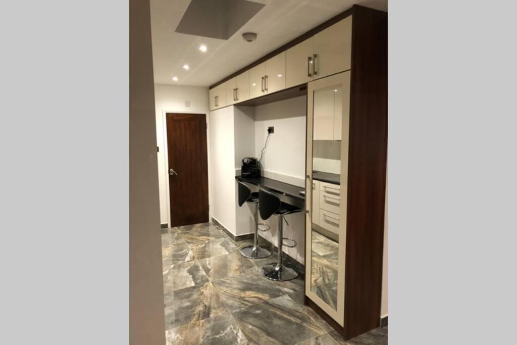 Bright, Stylish Flat With Sky Sports Earley