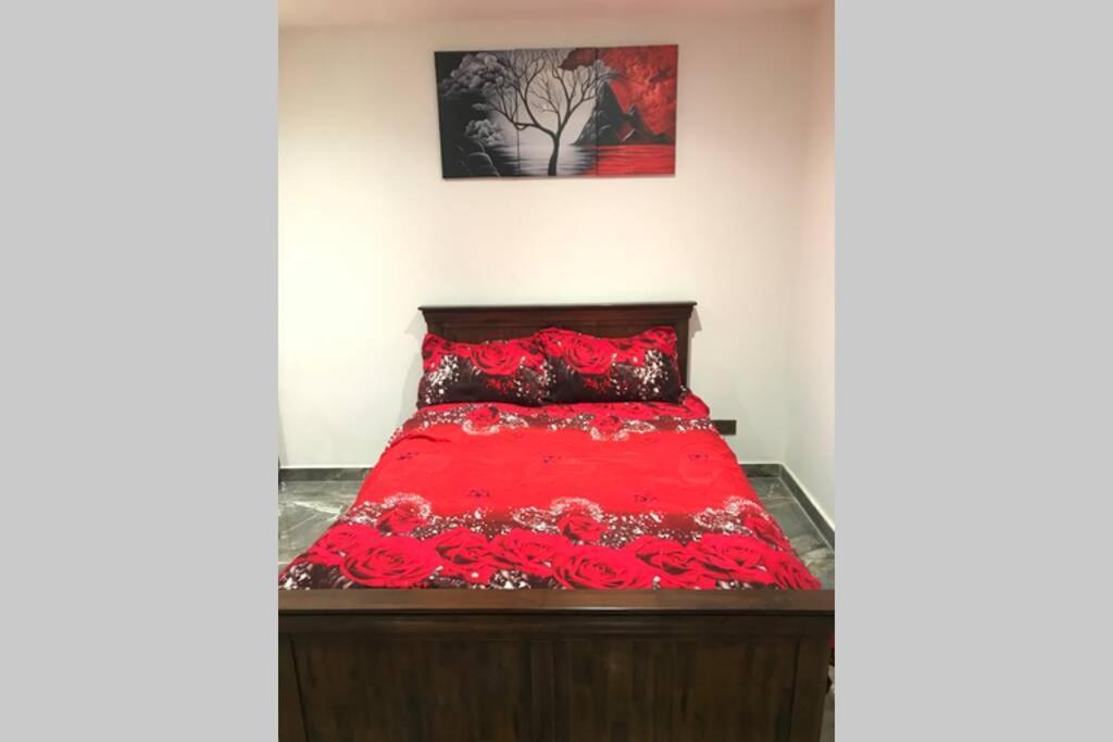 Bright, Stylish Flat With Sky Sports Apartment