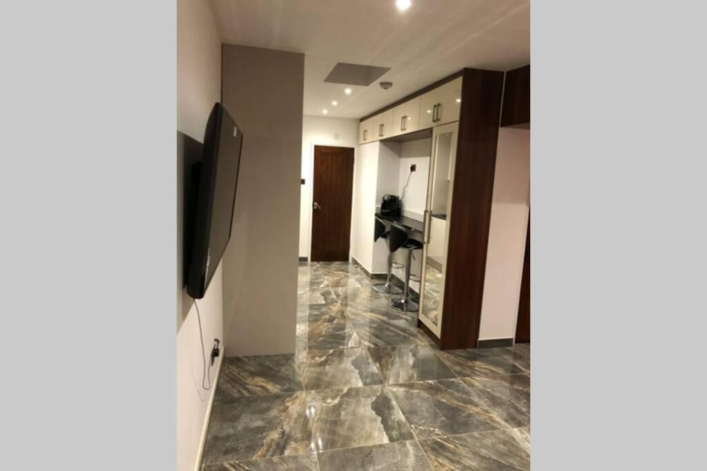 Apartment Bright, Stylish Flat With Sky Sports Earley