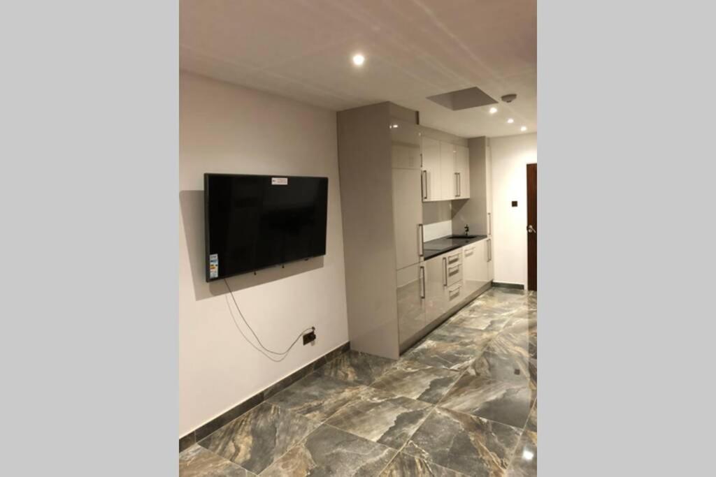 Bright, Stylish Flat With Sky Sports